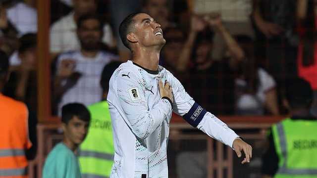 Viral! Ronaldo Dorong Fans yang Minta Foto, Ucapkan Kata-kata Menohok