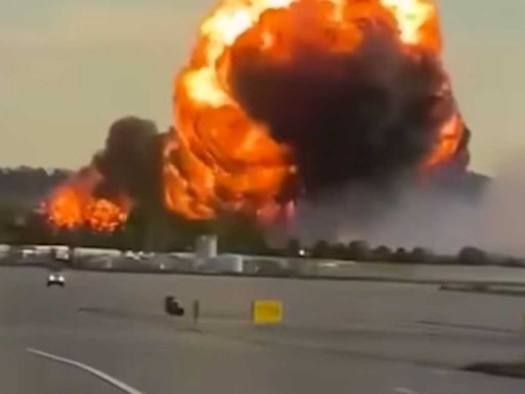 Pesawat Kargo UPS Jatuh di Kentucky, Tiga Tewas dan Belasan Luka