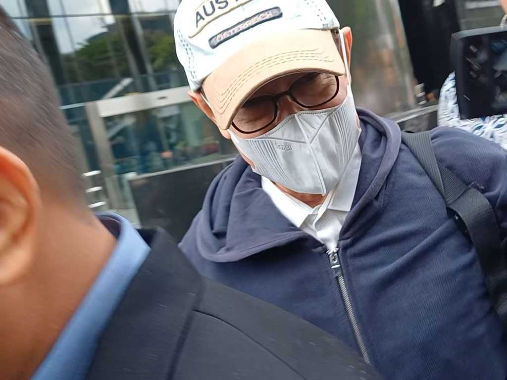 Mantan Sekjen Kemenaker Tutup Muka Usai Diperiksa KPK, Kasus Pemerasan RPTKA