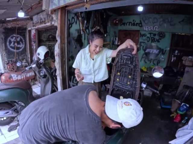 Azia Riza Belajar Benerin Motor, Bikin Satu Bengkel Ngakak