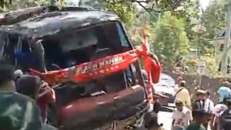 Bus rombongan RS Bina Sehat alami kecelakaan maut usai wisata Bromo