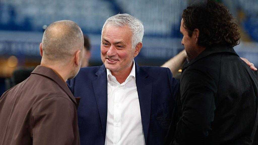 Jose Mourinho disambut hangat fans Chelsea di Stamford Bridge