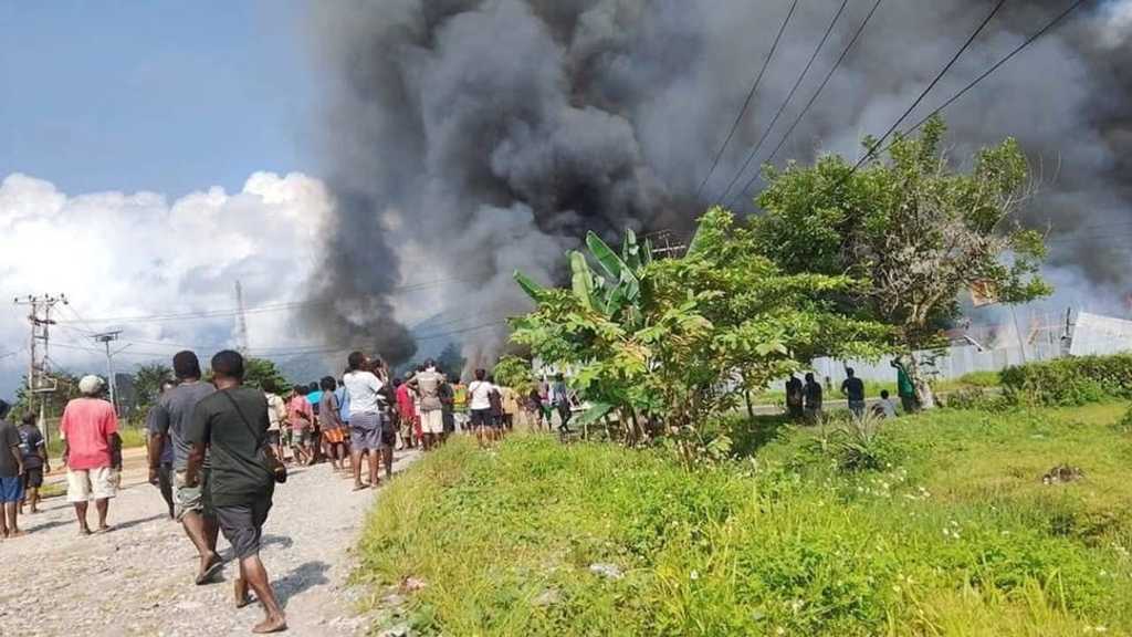 TNI evakuasi warga di tengah serangan panah beracun di Papua Pegunungan