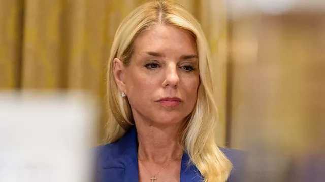 Trump mendesak Departemen Kehakiman untuk menuntut musuh politiknya