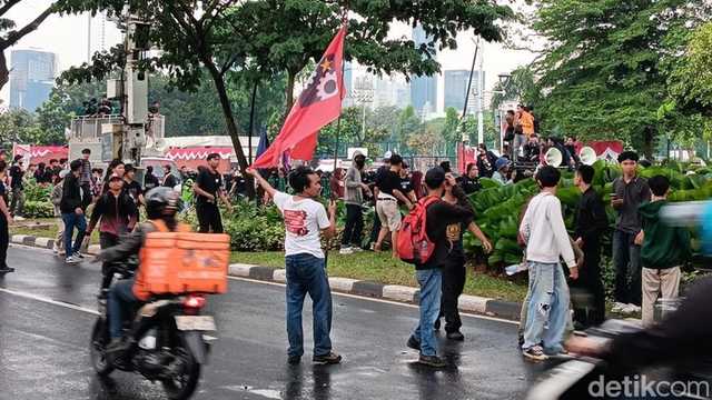 Mahasiswa Geram Tunjangan DPR Rp 50 Juta, Demo Ricuh Ditembak Gas Air Mata