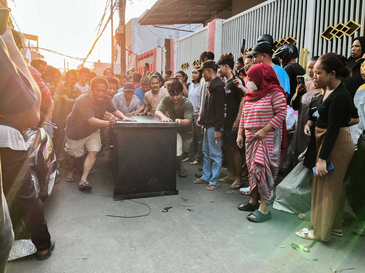 Detik-detik Rumah Anggota DPR Ahmad Sahroni Dijarah Massa, Patung Iron Man Raib