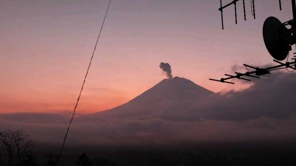 Gunung Semeru Meletus Lagi, Kolom Abu 700 Meter, Status Waspada Level II