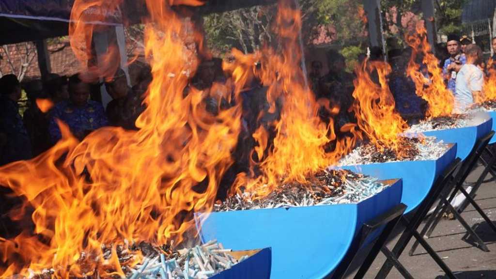 Pemerintah Gencar Berantas Rokok Ilegal: Jutaan Batang Ditegah