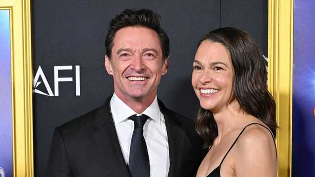 Hugh Jackman Akhirnya Gandeng Sutton Foster, Debut Pasangan di Red Carpet