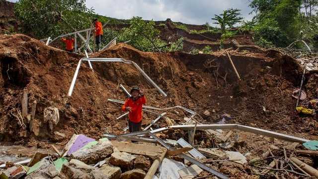 Longsor Bandung Barat: Santriwati Tewas, Pesantren Rusak Berat