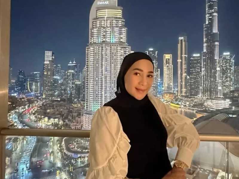 Erin Umrah ke Tanah Suci, Cari Ketenangan Pasca Damai dengan Andre Taulany