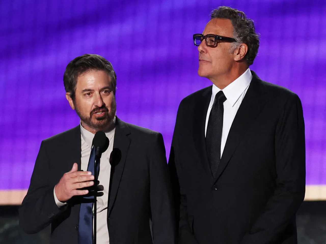 Ray Romano dan Brad Garrett reuni di panggung Emmy 2025